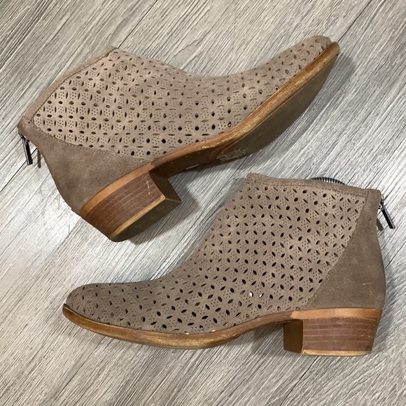 Lucky Brand LP Bergyn Boot Brindle Taupe Laser Cut Suede Ankle Boots Size 8 - Picture 1 of 8